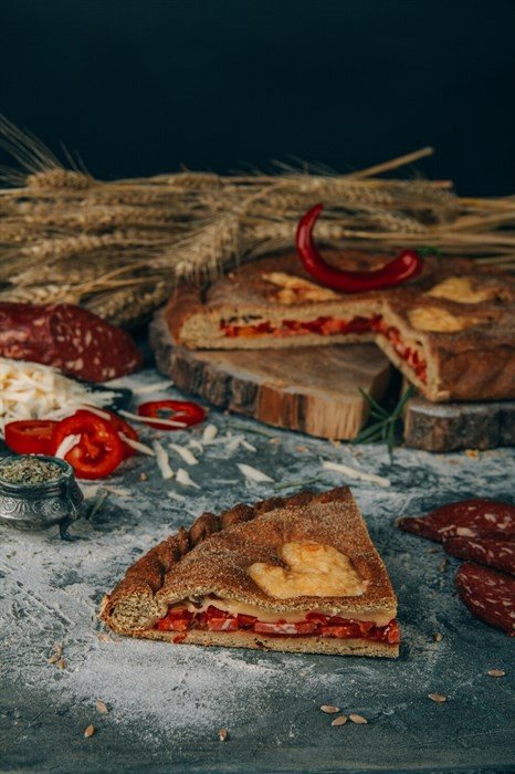 Вегетарианская пицца с колбаской и сыром сулугуни