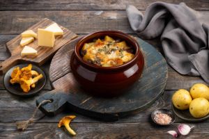 Картофель с курицей и лесными грибами