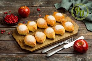 Пирожки с брусникой и яблоком